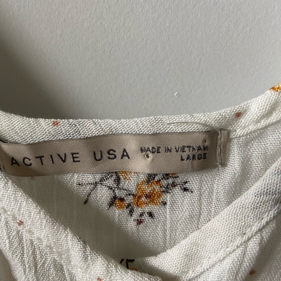 Off- White floral button up crop top - Picture 3 of 3